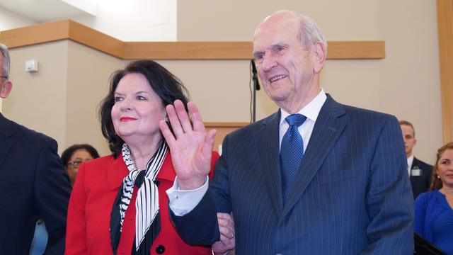 Ældste Russell M og søster Wendy Nelson