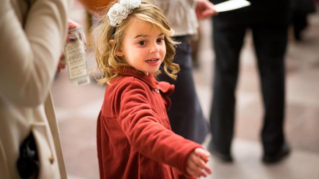 En ung sidste dages hellig pige er en af tusinder, som var til stede ved Det Første Præsidentskabs juleandagt i konferencecentret.