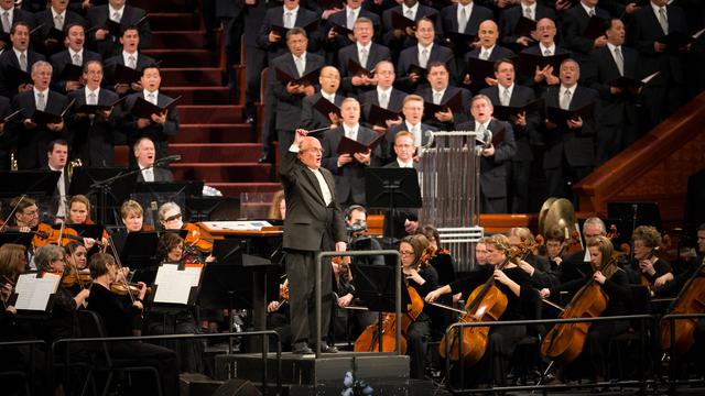 Tabernakelkorets leder Mack Wilberg dirigerer publikum i at synge »Stille nat, hellige nat«