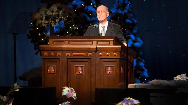 Præsident Henry B. Eyring, førsterådgiver i Det Første Præsidentskab i Kirken, talte under den årlige juleandagt om glæden ved at give.
