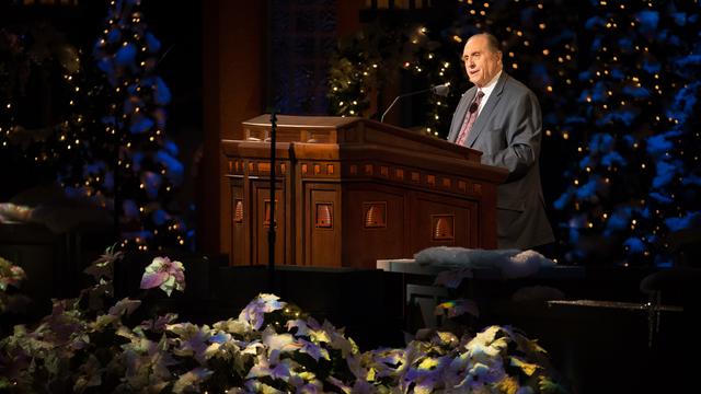 Præsident Thomas S. Monson utrykte sin kærlighed i løbet af den årlige juleandagt, og opfordrede sidste dages hellige til at efterleve Frelserens lærdomme.