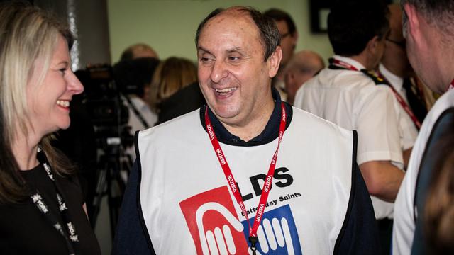 Frivillig fra Hjælpende Hænder præsident Bill Kimberling fra York stavspræsidentskab