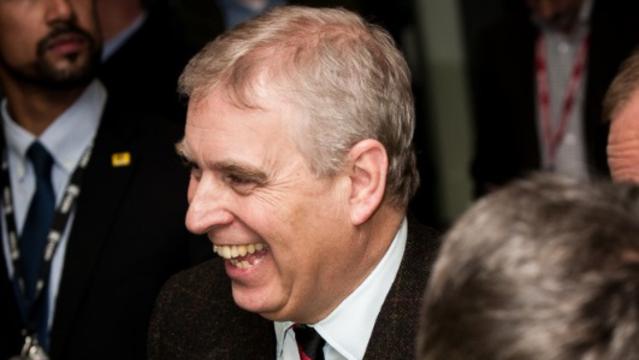Hans Kongelige højhed Prins Andrew, hertug af York ved en begivenhed, hvor han mødtes med frivillige fra Hjælpende Hænder