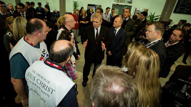 Hans Kongelige Højhed Prins Andrew sammen med frivillige fra Hjælpende Hænder i York