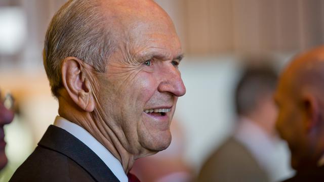 Ældste Nelson møder hundreder af troende i Tyskland og Italien