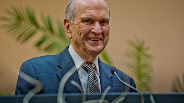 Ældste Nelson møder hundreder af troende i Tyskland og Italien