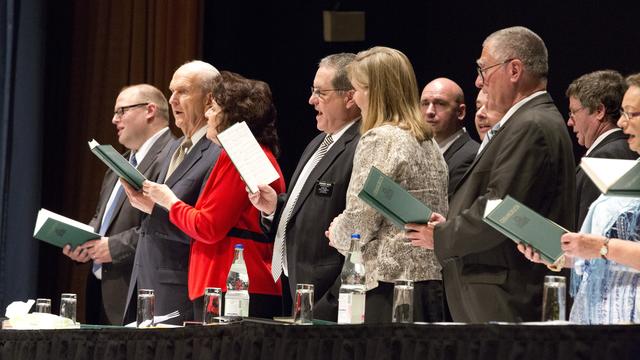 Ældste Nelson møder hundreder af troende i Tyskland og Italien