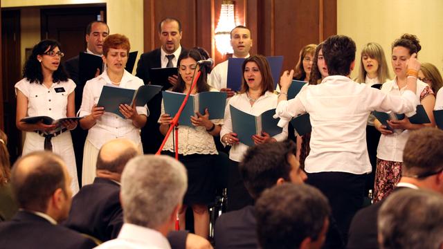 Et kor bestående af armenske sidste dages hellige sang under det møde, hvor landets første stav blev grundlagt af ældste Russell M. Nelson af De Tolv Apostles Kvorum.