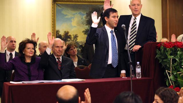 Varuzhan Poghosyan (ved mikrofonen til venstre) oversætter for ældste Per G. Malm af de halvfjerds (til højre) ved opretholdelsen af de nye ledere af staven i Armenien, søndag den 6. juni 2013.