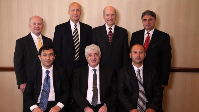Stavspræsidentskabet i Armenien, fra venstre til højre: Førsterådgiver Varuzhan Poghosyan, stavspræsident Hovik Hovhanisyan, andenrådgiver Arthur Argsyan. Stående fra venstre til højre i baggrunden: Missionspræsident i Armenien Reese A. Carter, rådgiver i Områdepræsidentskabet Per G. Malm, ældste Russell M. Nelson og ældste Araik Minasyan fra de Halvfjerds.