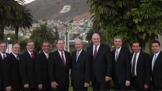 Fra venstre til højre: Ældsterne David F. Evans, Benjamin De Hoyos, Daniel L. Johnson og Jose L. Alonso (alle fra de Halvfjerds’ kvorummer); ældsterne Jeffrey R. Holland og Russell M. Nelson (fra De Tolv Apostles kvorum); biskop Gérald Caussé (fra det Præsiderende Biskopråd); og ældste Abraham Martinez (områdehalvfjerdser) står foran det kirkeejede gymnasie Benemarito de las Americas nær Mexico City, tirsdag den 29. januar 2013. Kirken bekendtgjorde, at gymnasiet vil blive en missionærskole for missionærer, som skal tjene i Mexico og andre lande i det nordlige, centrale og sydlige Amerika.