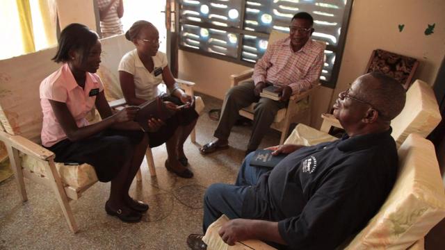 Søstermissionærer underviser evangeliet i Afrika. I ugerne efter bekendtgørelsen om nye alderskrav for missionærer af 6. oktober 2012 rapporterede Kirken, at antallet af tilmeldinger blev øget drastisk (fra 700 tilmeldinger om ugen til 4.000), hvoraf kvinder udgjorde mere end halvdelen af de ansøgende.