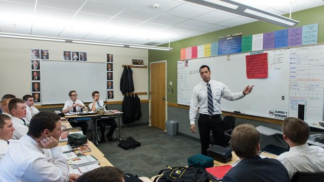 Missionærer lærer spansk på missionærskolen i Provo, Utah. Træningstiden for missionærer, som skal tale det samme sprog eller et andet sprog vil snart blive reduceret med 30 procent. De, som ikke skal lære et sprog vil være på missionærskolen i to uger i stedet for tre, og de, som lærer et sprog vil få skåret to uger fra deres ophold på skolen.