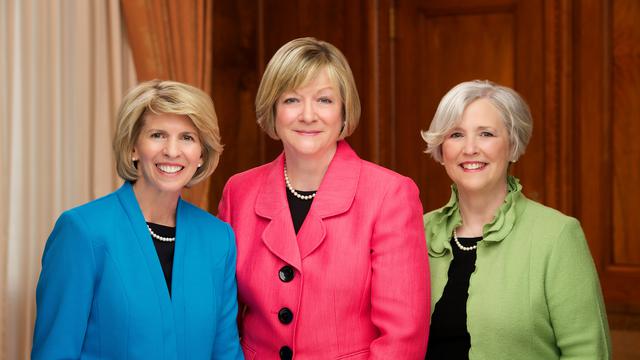 Unge Pigers hovedpræsidentskab fra venstre til højre: Carol Louise Foley McConkie, Bonnie Lee Green Oscarson og Evelyn Neill Foote Marriott.